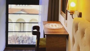 Standard Double Room | Desk, bed sheets - Hotel Republika Berat (Velabisht)