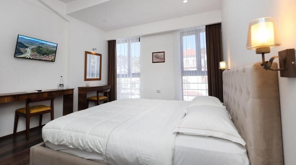 Desk, bed sheets, wheelchair access