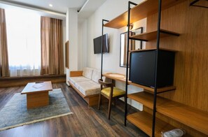 Habitación Deluxe doble | Escritorio, ropa de cama, accesible en silla de ruedas