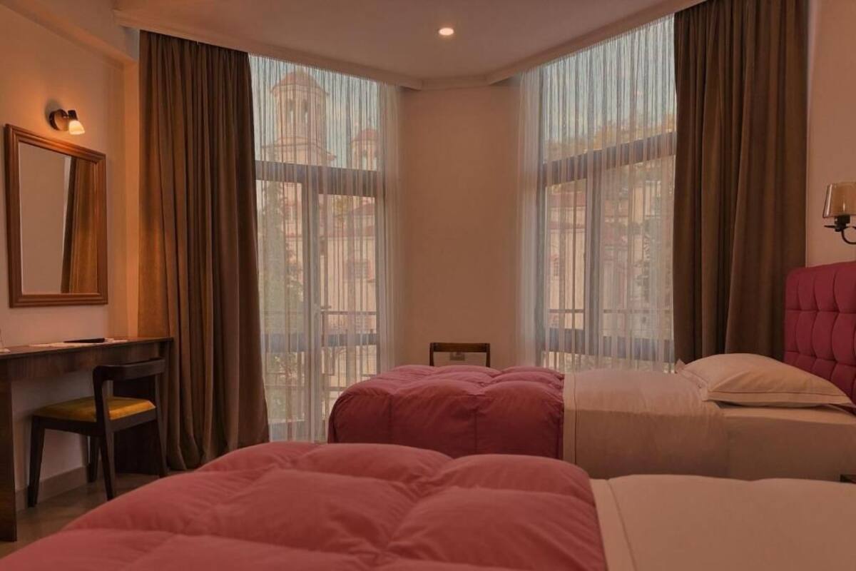Escritorio y ropa de cama