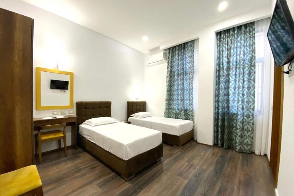 Escritorio y ropa de cama