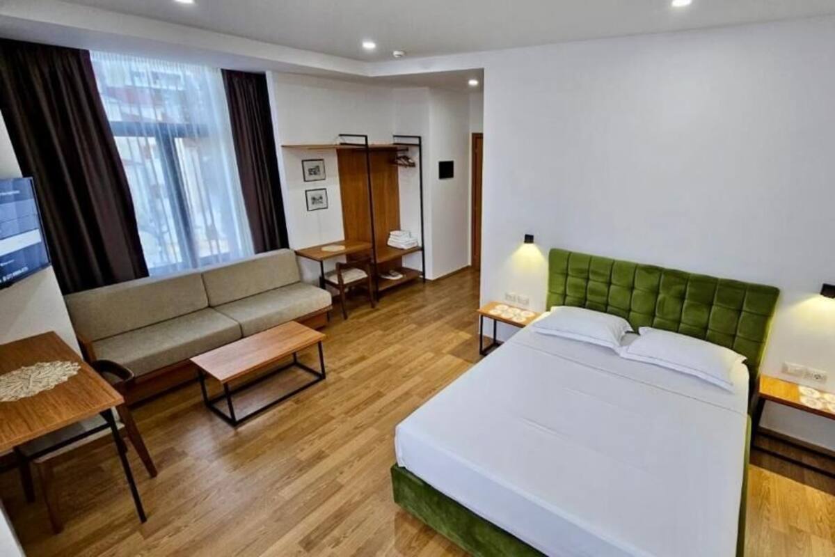 Escritorio y ropa de cama