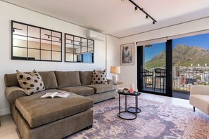 TV, offices - Table Mountain Majesty - 270 Views, Modern (Cape Town)
