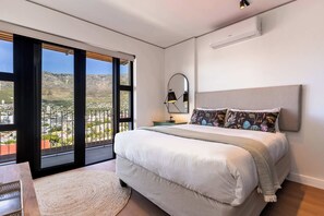 2 bedrooms, desk, iron/ironing board, WiFi - Table Mountain Majesty - 270 Views, Modern (Cape Town)