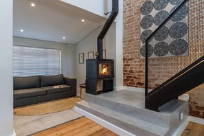 Interior - Mnt Nelson Sea Point - Views, Townhouse, Fireplace (Cape Town)
