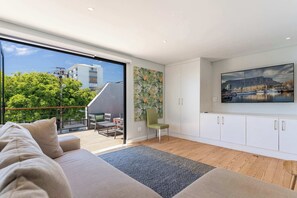 TV, fireplace, offices - Mnt Nelson Sea Point - Views, Townhouse, Fireplace (Cape Town)