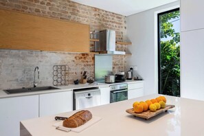 Coffee/tea maker, fridge, microwave, oven - Mnt Nelson Sea Point - Views, Townhouse, Fireplace (Cape Town)