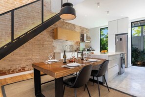 Fridge, microwave, oven, stovetop - Mnt Nelson Sea Point - Views, Townhouse, Fireplace (Cape Town)