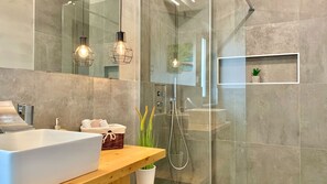 Dusche, Haartrockner, Handtücher