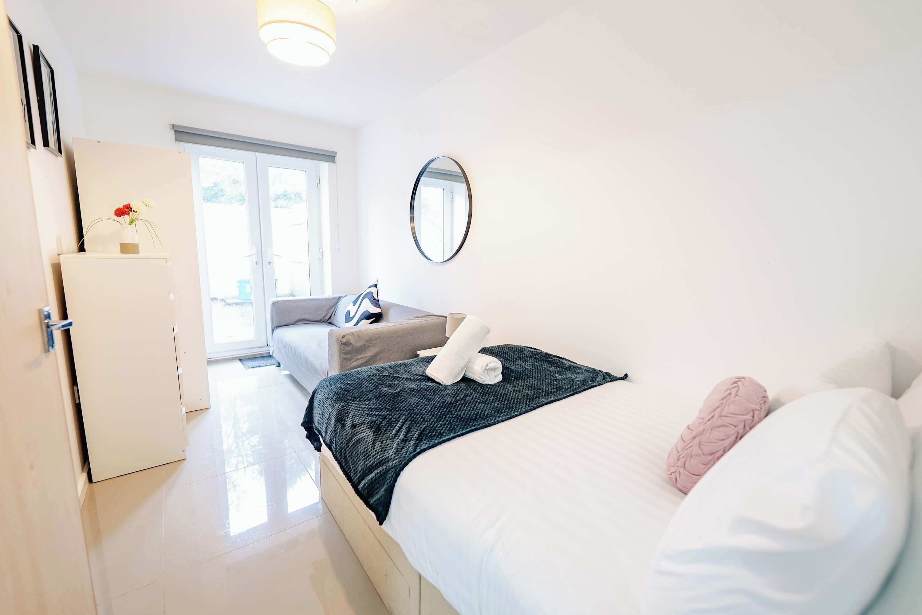 Escritorio, tabla de planchar con plancha, cuna de viaje y wifi