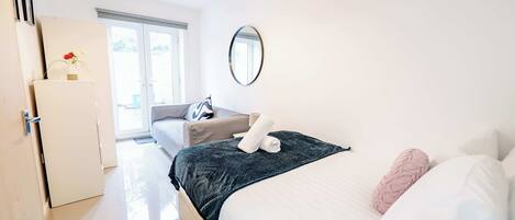 Escritorio, tabla de planchar con plancha, cuna de viaje y wifi