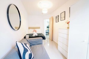 2 bedrooms, desk, iron/ironing board, travel cot - 2 BR - Fast Wifi - Near the City Centre (Cardiff)