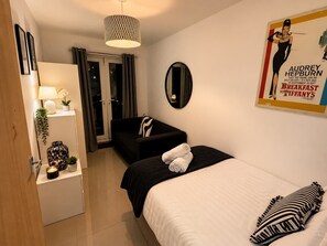 2 bedrooms, desk, iron/ironing board, travel cot - 2 BR - Fast Wifi - Near the City Centre (Cardiff)