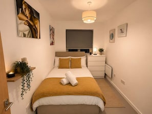 2 slaapkamers, een bureau, een strijkplank/strijkijzer, reisbedje