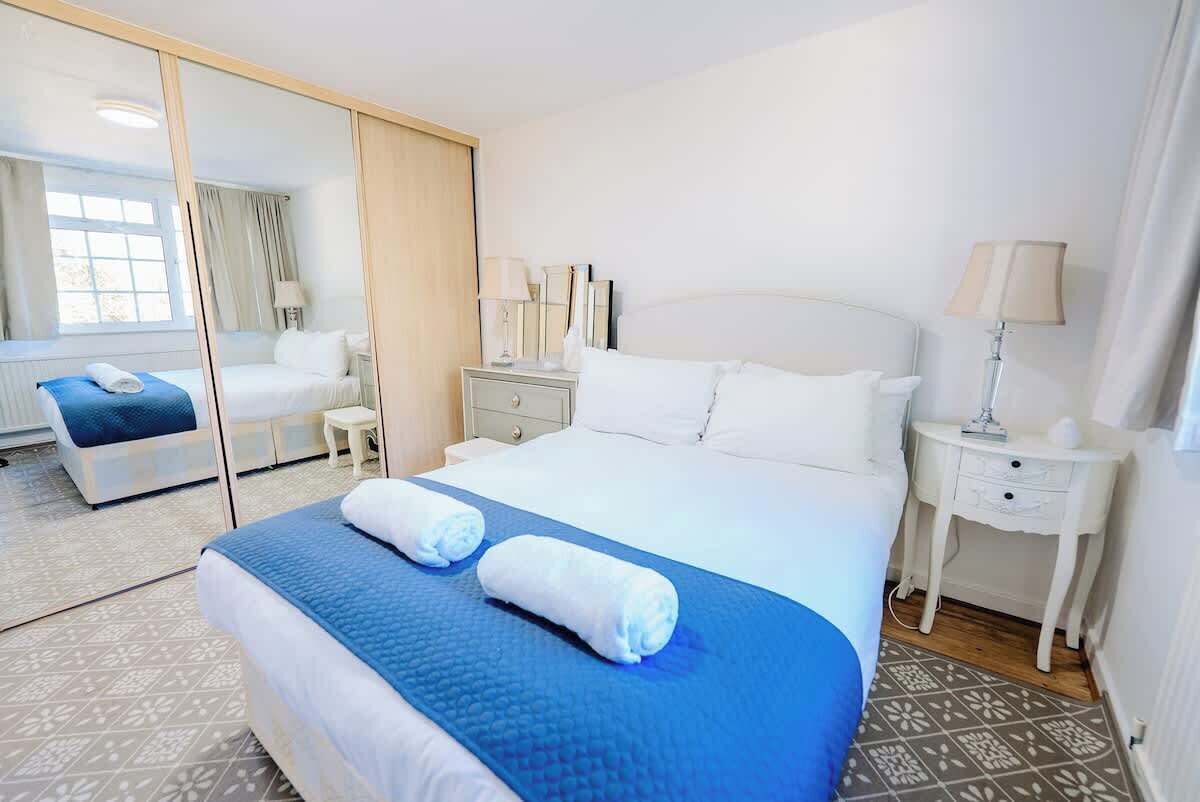 Desk, iron/ironing board, WiFi, bed sheets