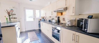 3 BR House with Free Parking, Garden & Fast WiFi