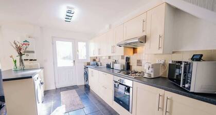 3 BR House with Free Parking, Garden & Fast WiFi