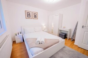 3 habitaciones, escritorio, tabla de planchar con plancha y wifi