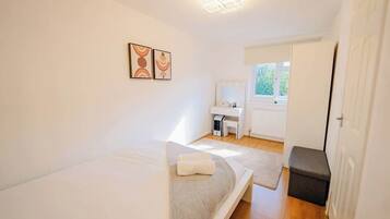 3 bedrooms, desk, iron/ironing board, WiFi