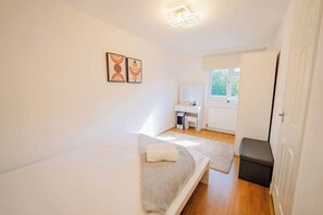 3 habitaciones, escritorio, tabla de planchar con plancha y wifi 