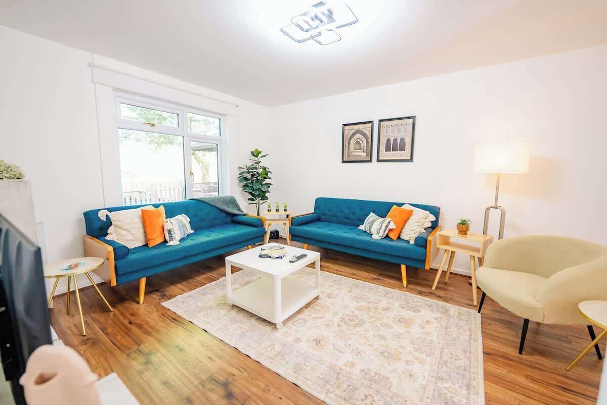 Tv, bøger, kontorer