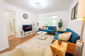 Televisión, libros y oficina 