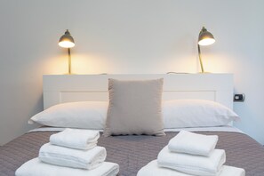 2 habitaciones, escritorio y tabla de planchar con plancha 