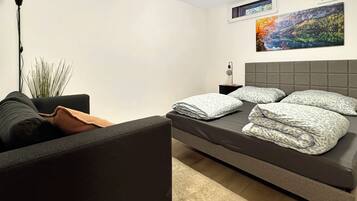 Iron/ironing board, bed sheets