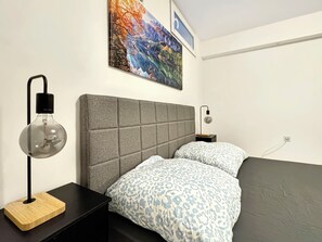 Tabla de planchar con plancha y ropa de cama 