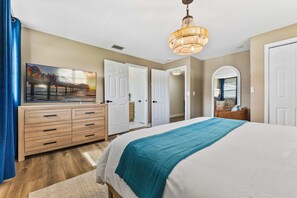 5 bedrooms, desk, iron/ironing board, travel crib