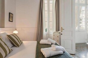 5 bedrooms, desk, iron/ironing board, free WiFi - Spacious 5-bedroom apartment in charming Barcelona with AC (Barcelona)