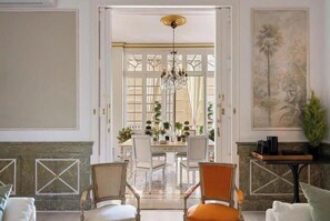 Interior - Spacious 5-bedroom apartment in charming Barcelona with AC (Barcelona)