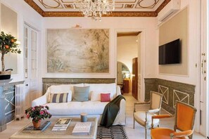 Living area - Spacious 5-bedroom apartment in charming Barcelona with AC (Barcelona)