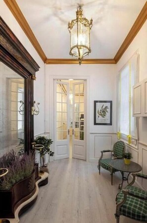 Interior - Spacious 5-bedroom apartment in charming Barcelona with AC (Barcelona)