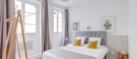 3 habitaciones, tabla de planchar con plancha y cuna de viaje