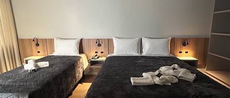 Family Double Room | Desk, laptop workspace, iron/ironing board, free WiFi