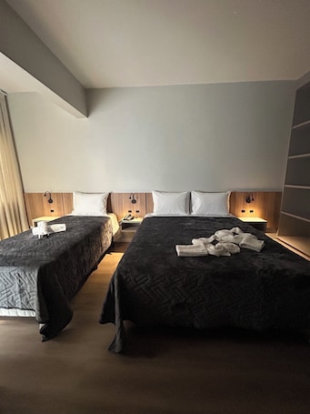 Escritorio y espacio para trabajar con laptop