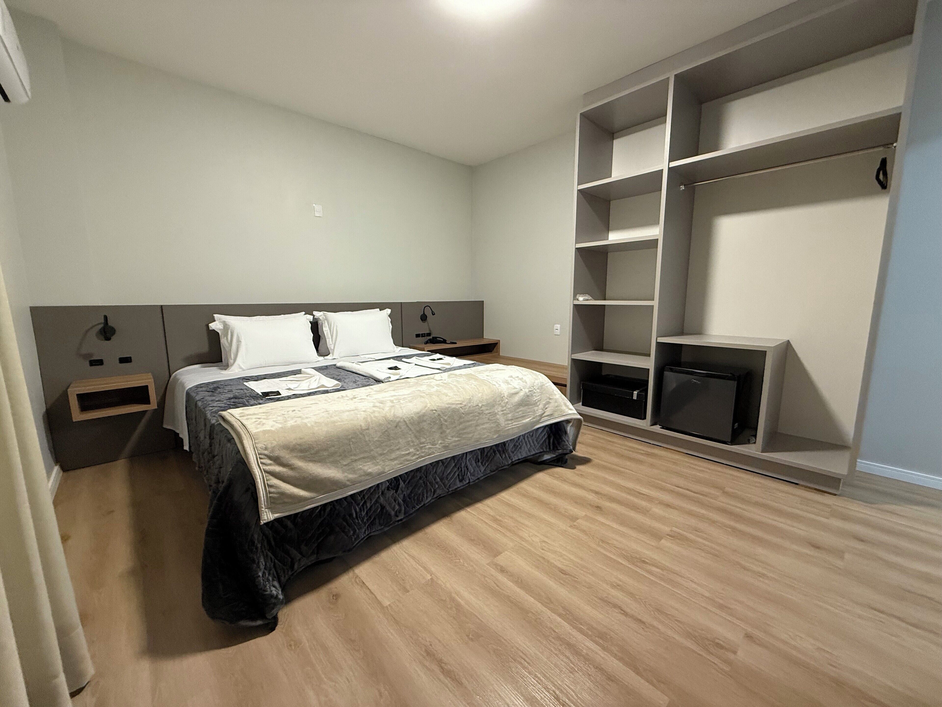 迷你吧、書桌、手提電腦工作空間、熨斗/熨衫板