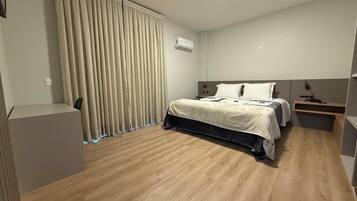 Meja kerja, ruang kerja ramah laptop, dan setrika/meja setrika