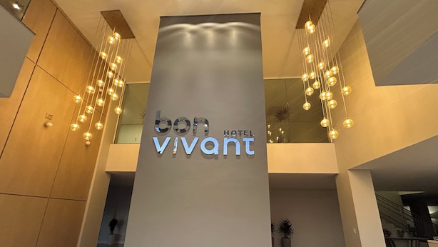 A modern hotel lobby with a prominent sign reading "bon vivant HOTEL". - Bon Vivant Hotel (Fraiburgo)