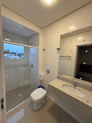 Standard Double Room | Bathroom | Hair dryer, towels, soap, shampoo - Bon Vivant Hotel (Fraiburgo)