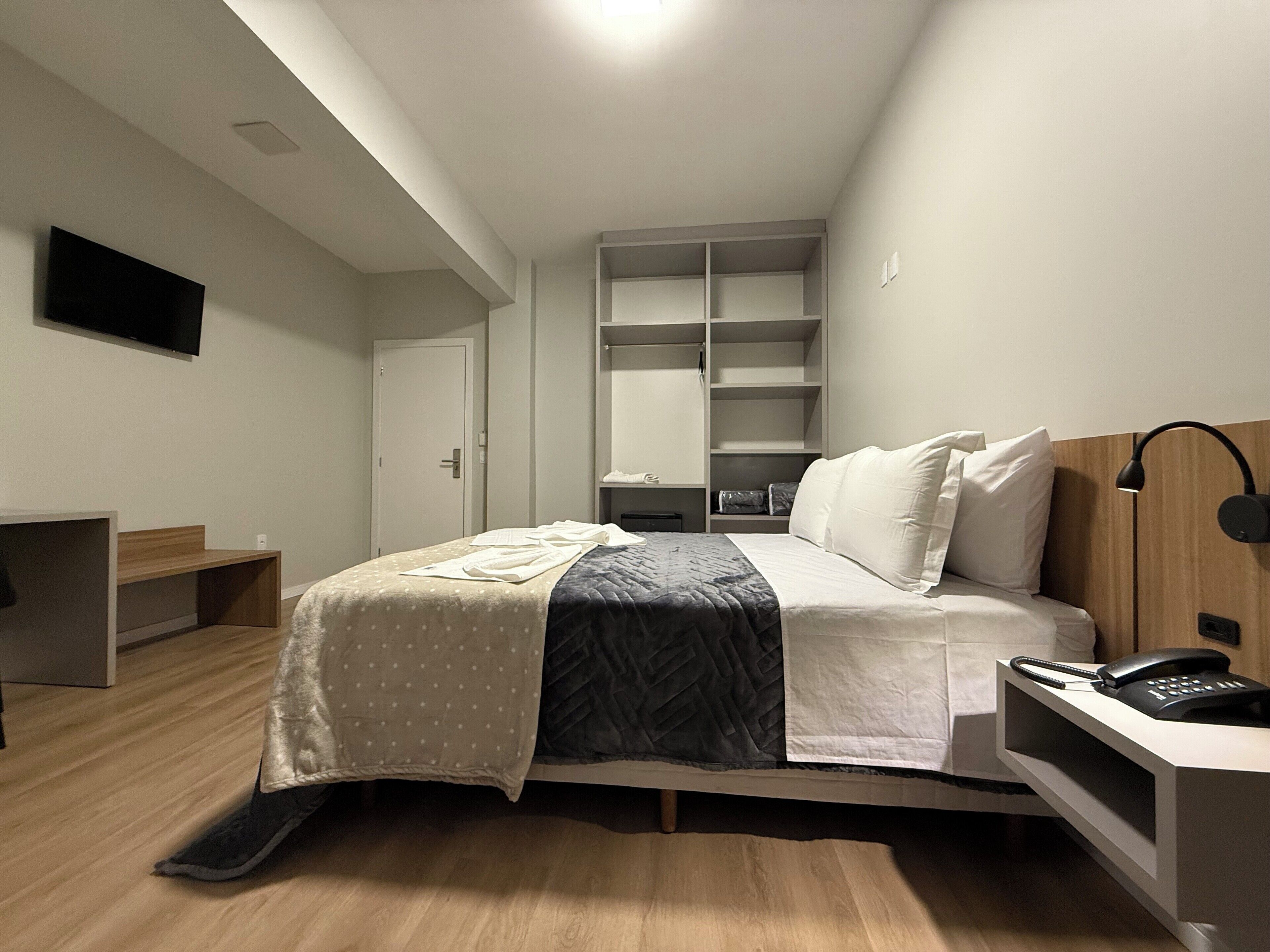 標準雙人房 | 迷你吧、書桌、手提電腦工作空間、熨斗/熨衫板