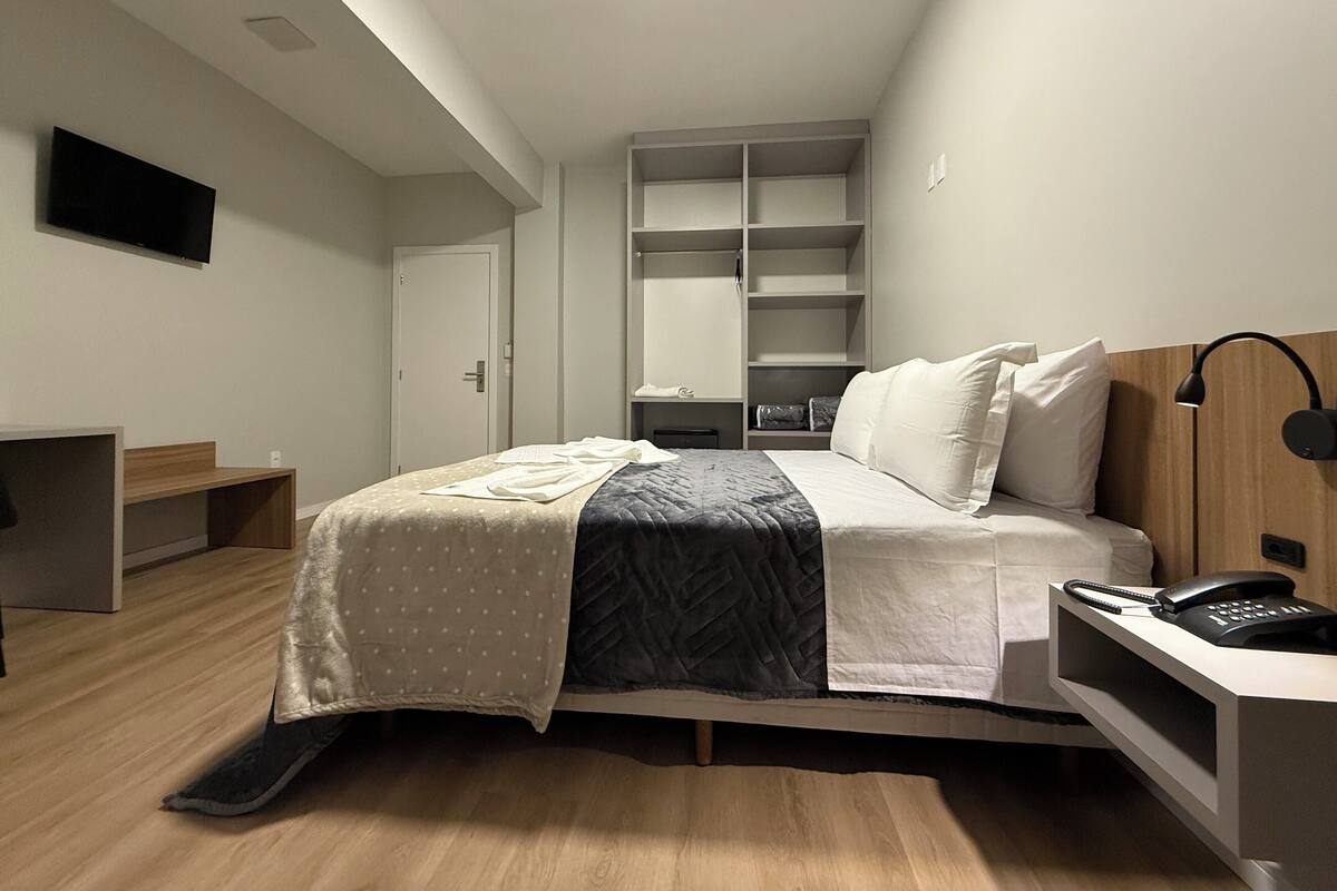 Desk, laptop workspace, iron/ironing board, free WiFi