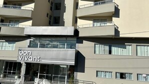 A modern hotel with multiple balconies and a prominent entrance. - Bon Vivant Hotel (Fraiburgo)