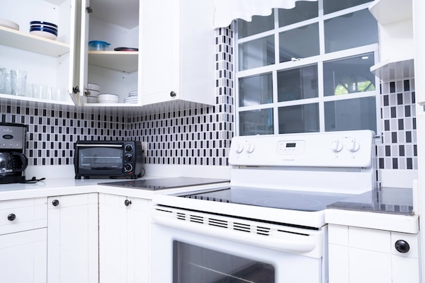 Een koelkast, een magnetron, een oven, een kookplaat