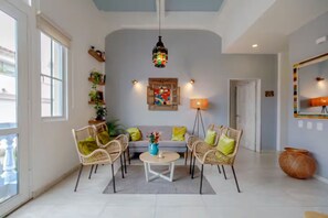 TV - Stylish 2BR Escape in the Historic Walled City (Cartagena de Indias)