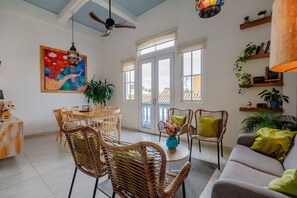 TV - Stylish 2BR Escape in the Historic Walled City (Cartagena de Indias)
