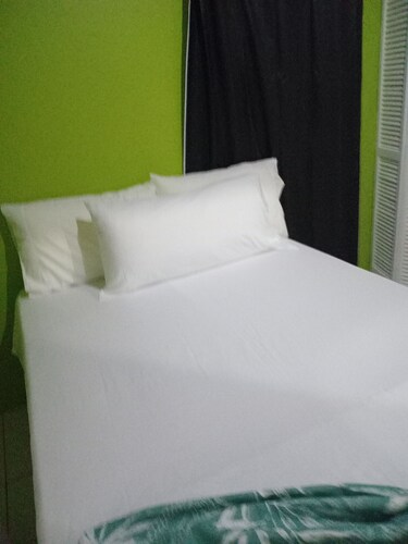 Charming 2-bedroom bungalow in St. Catherine with AC, parking &gated community.