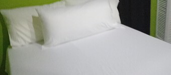 Charming 2-bedroom bungalow in St. Catherine with AC,  parking &gated community.