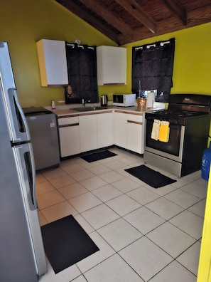 Microwave, oven, stovetop, electric kettle - Hilton's Beautiful - 2 bedroom Escape in St. Catherine. (St. Catherine)